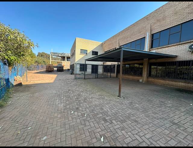 3,200M² WAREHOUSE FOR SALE IN JET PARK